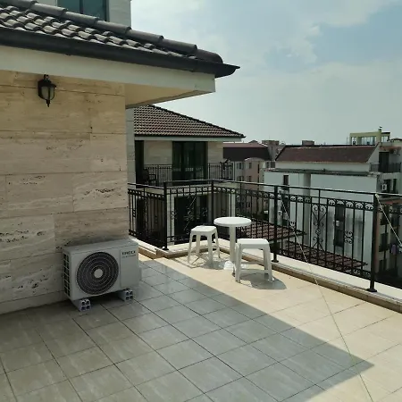 Lovely Amadeus Lux * סאני ביץ'